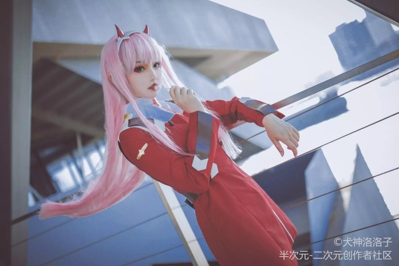 Косплеерша zero two