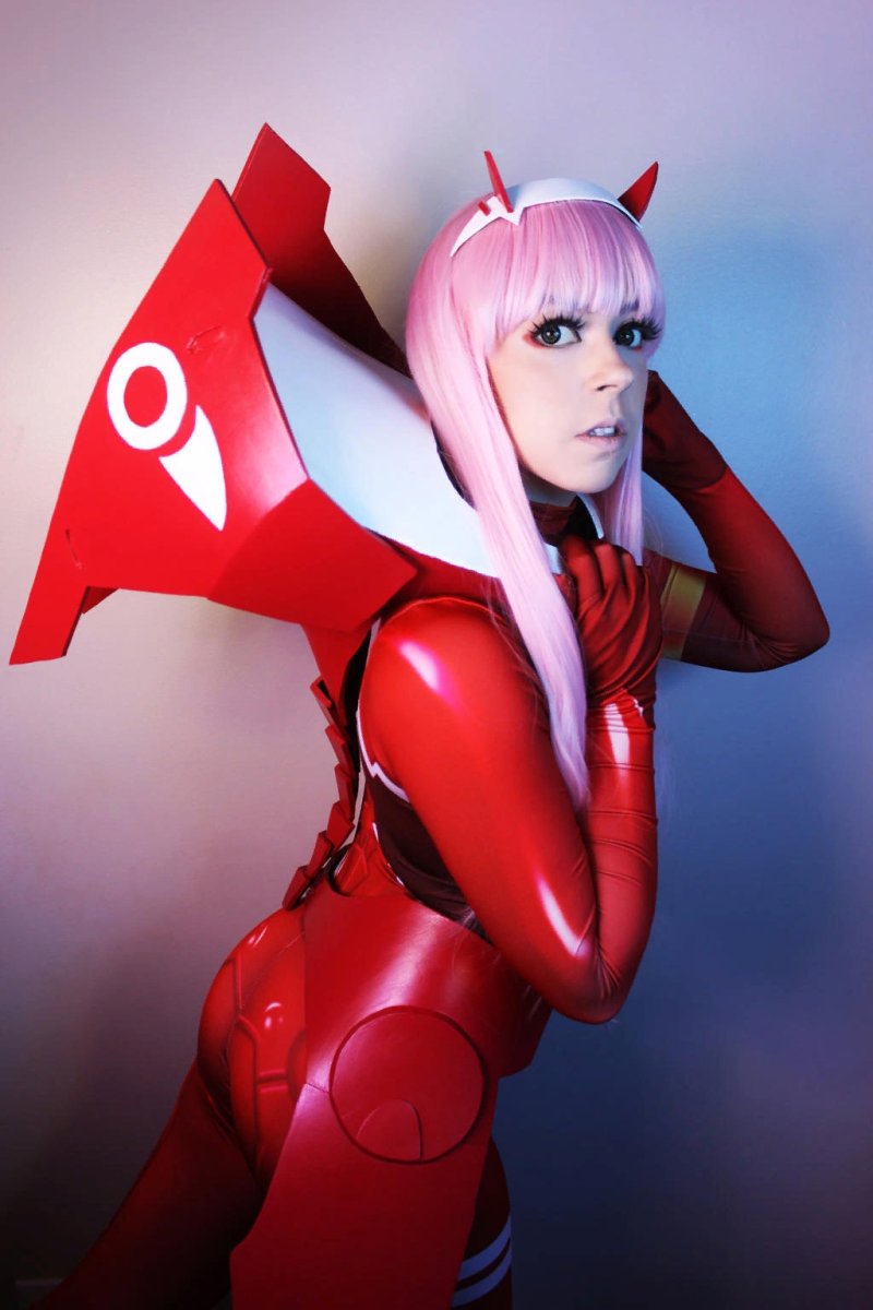 Косплей zero two