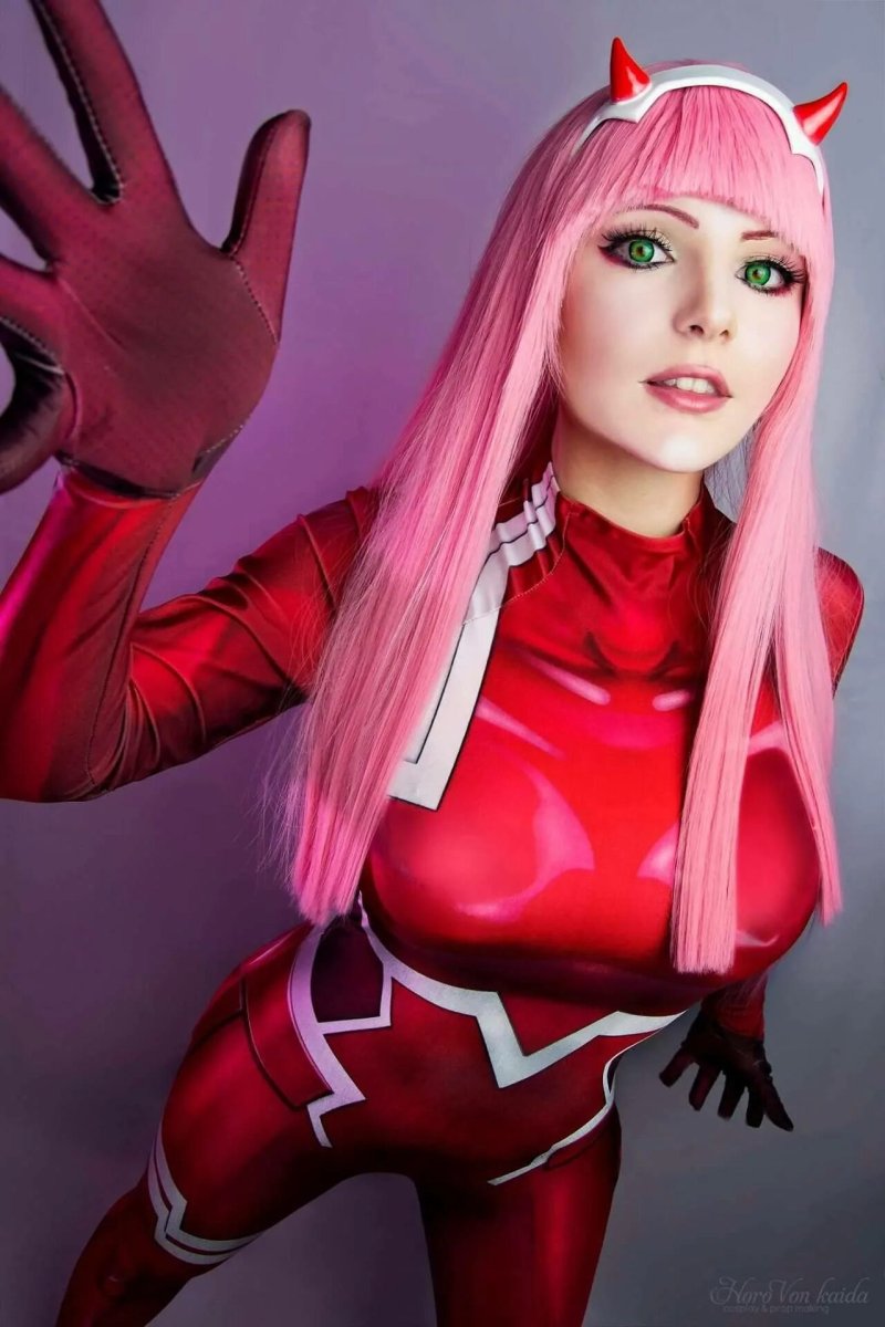 Косплеерша zero two