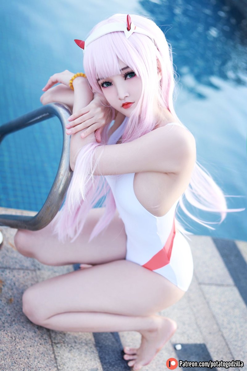 Косплеерша zero two