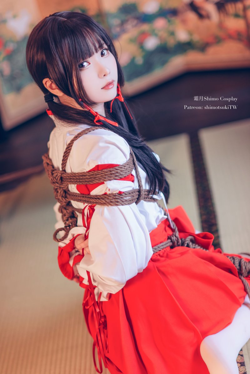 Reimu hakurei cosplay