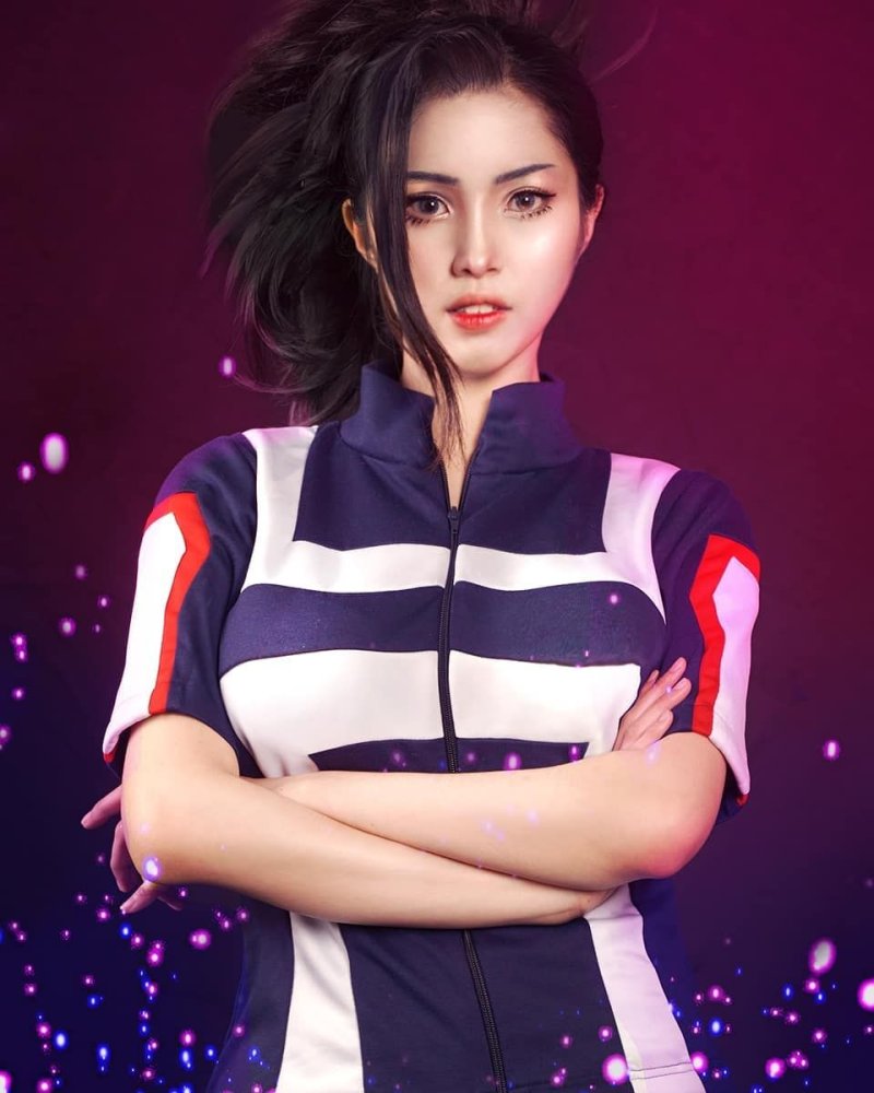 Momo yaoyorozu