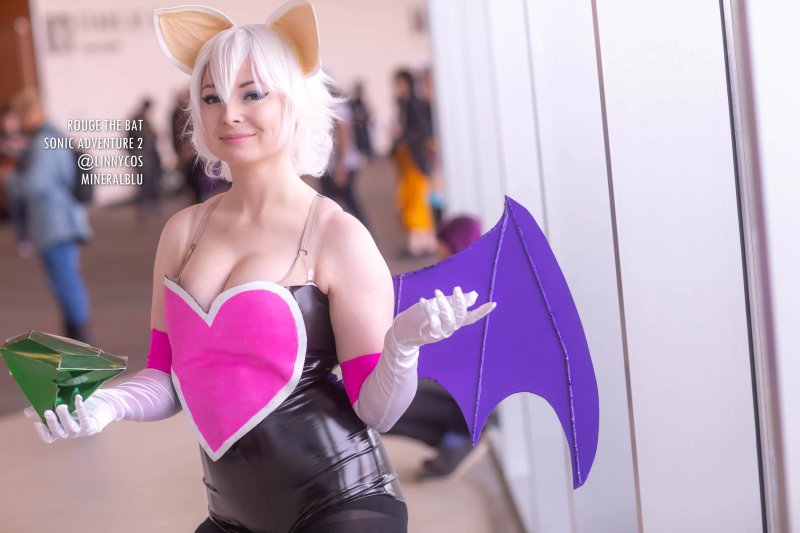 Rouge the bat cosplay