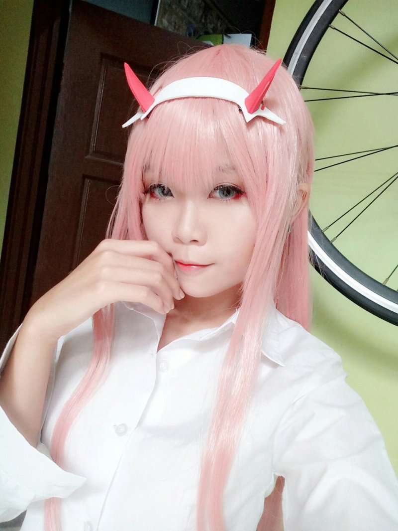 Вайфу zero two косплей